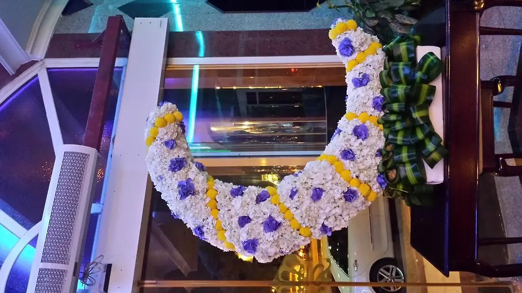 שארג'ה Royal Crown Suites מלון דירות