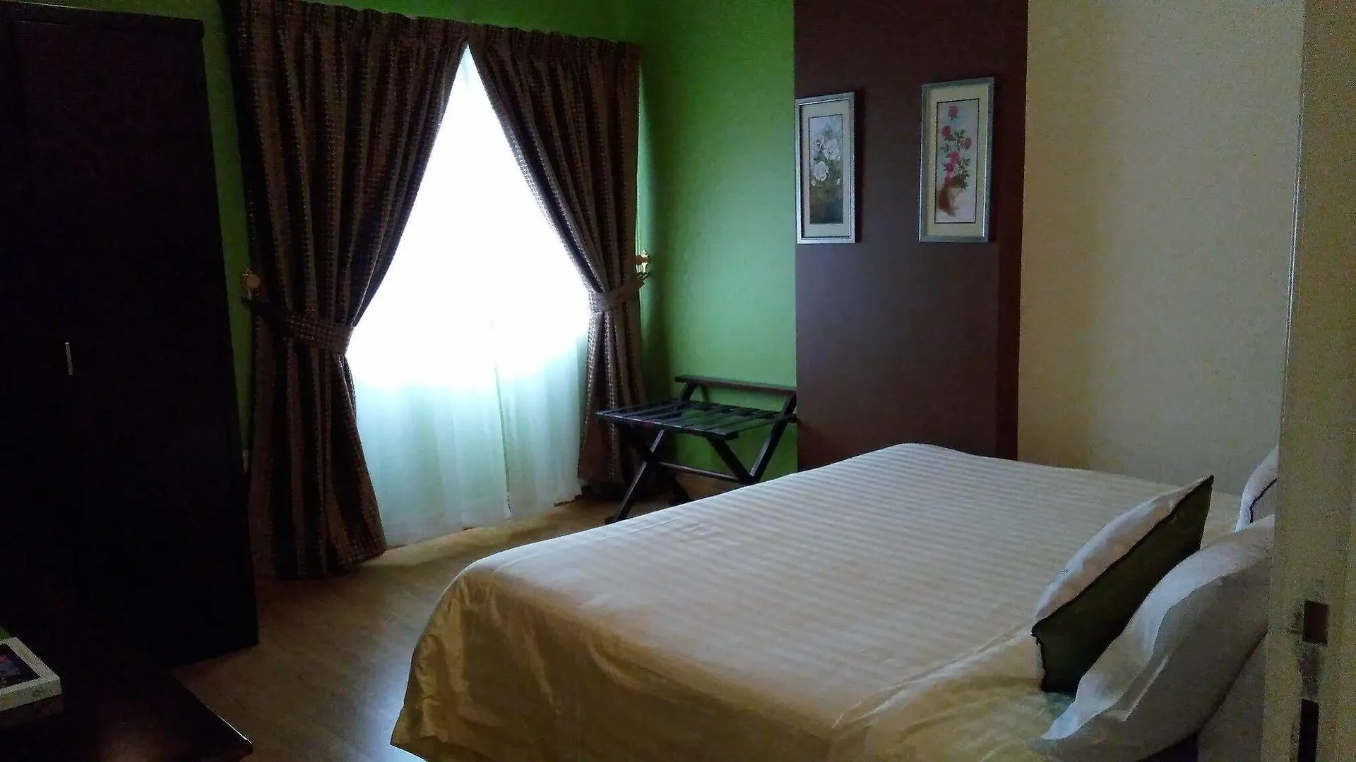 שארג'ה Royal Crown Suites