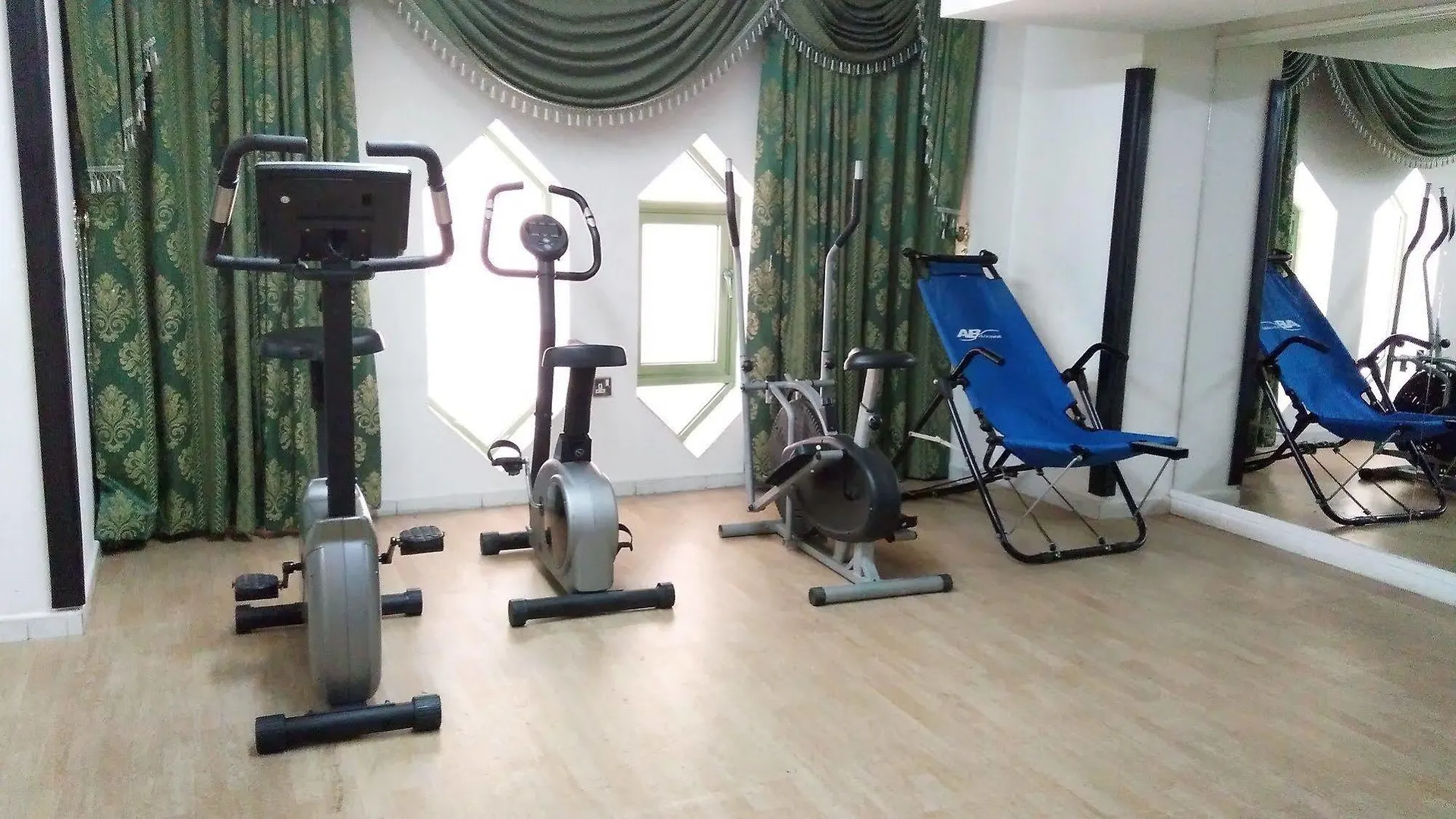 Royal Crown Suites Sharjah Lägenhetshotell